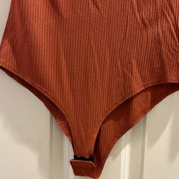 BLVD Terracotta V-Neck Bodysuit - Picture 4 of 7